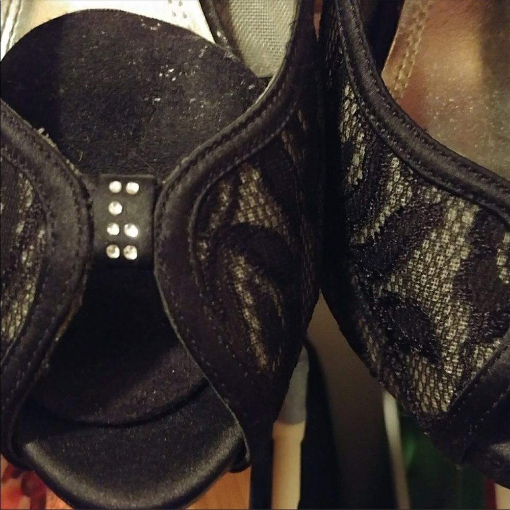 Shoe - Picture 2 of 4